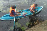 Puluhan relawan dari berbagai komunitas di Kota Bengkulu menggelar aksi bersih sampah di Danau Dendam Tak Sudah yang merupakan salah satu objek wisata andalan di daerah ini.

