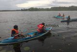 Puluhan relawan dari berbagai komunitas di Kota Bengkulu menggelar aksi bersih sampah di Danau Dendam Tak Sudah yang merupakan salah satu objek wisata andalan di daerah ini.

