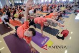 Ratusan pecinta senam melakukan gerakan yoga secara bersama-sama di Bandung, Jawa Barat, Jumat (22/6). Senam yoga yang diikuti oleh 220 peserta dari komunitas pecinta senam yoga se-Jawa Barat dan DKI Jakarta tersebut dilakukan dalam rangka memperingati hari yoga internasional yang jatuh pada 21 Juni lalu. ANTARA FOTO/Raisan Al Farisi/wdy/2018