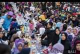 Ribuan warga mengikuti Buka Puasa Bersama On The Street di sepanjang Jalan Asia Afrika, Bandung, Jawa Barat, Sabtu (2/6). Kegiatan yang digelar keempat kali ini melibatkan sekitar 11 ribu warga dan 30 komunitas non-Muslim sebagai wadah merayakan kerukunan umat beragama. ANTARA FOTO/M Agung Rajasa/wdy/2018