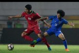 Pemain Timnas Indonesia U-23 Hanif Sjahbandi (kiri) menggiring bola dibayangi pemain Timnas Thailand U-23 Tanasith Siripala dalam pertandingan uji coba di Stadion Pakansari, Cibinong, Bogor, Jawa Barat, Minggu (3/6) malam. ANTARA FOTO/Sigid Kurniawan/foc/18.