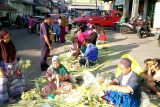Pedagang janur untuk ketupat mulai bermunculan
