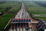 Foto aerial kendaraan terjebak kemacetan di pintu keluar tol Jombang-Mojokerto (Jomo) di Bandar Kedungmulyo, Jombang, Jawa Timur, Rabu (13/6). Dua hari menjelang lebaran, kemacetan terjadi di exit tol Jomo dari arah Surabaya menuju ke Madiun, hingga 1 kilometer. Antara Jatim/Syaiful Arif/zk/18