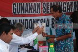 Warga menggunakan hak pilihnya di Tempat Pemungutan Suara (TPS) 01 Kelurahan Kaliwungu, Jombang, Jawa Timur, Rabu (27/6). Pilkada Jombang diikuti tiga pasangan calon. Masing-masing, paslon nomor urut 1, Mundjidah Wahab-Sumrambah. Kemudian nomor urut 2, pasangan Nyono Suharli-Subaidi Muhtar dan paslon nomor urut 3, M Syafiin-Choirul Anam. Antara Jatim/Syaiful Arif/zk/18