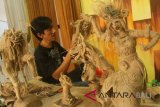 Pengrajin membuat patung dari karung goni berbentuk tari-tarian tradisional nusantara untuk selanjutnya dijual melalui media daring di Malang, Jawa Timur, Selasa (26/8). Kerajinan patung karung goni tersebut dijual Rp40 ribu hingga 350 ribu rupiah tergantung kesulitan pembuatannya. ANTARA FOTO/Ari Bowo Sucipto/wdy/2018.