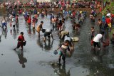 Sejumlah warga berebut mencari ikan di kolam pada Festival Kesenian Rakyat, di Cikarang Barat, Kabupaten Bekasi, Jawa Barat, Minggu (24/6). Festival kesenian rakyat yang mengusung tema 
