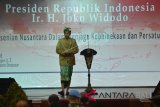 Presiden Joko Widodo meninggalkan podium seusai memberikan kuliah umum di Institut Seni Indonesia Denpasar, di Denpasar, Bali, Sabtu (23/6). Dalam kuliah umum dengan tema Pemajuan Kesenian Nusantara dalam Menjaga Kebhinekaan dan Persatuan Indonesia tersebut presiden meminta civicas academiza serta mahasiswa Institut Seni di seluruh Indonesia untuk terus menumbuhkan semangat menghadapi perubahan yang cepat serta dapat memanfaatkan beragam budaya sebagai modal usaha kreatif.  ANTARA FOTO/Wahyu Putro A/wdy/2018