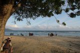 Sejumlah wisatawan mengunjungi pantai Kurenai di Kabupaten Bone Bolango, selama libur Lebaran. Wisatawan lokal dan domestik memanfaatkan libur Lebaran untuk mengunjungi obyek wisata pantai di Gorontalo. (ANTARA FOTO/Adiwinata Solihin)