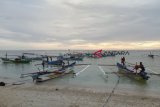 Pemerintah daerah Kabupaten Kaur mencatat sumber daya yang perikanan tangkap yang ada umumnya adalah nelayan tradisional yang memperoleh kemampuan melaut secara turun temurun dengan teknologi penangkapan, pengolahan dan pemasaran yang sederhana.