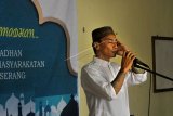 Warga binaan mengikuti Lomba Azan Antar Lapas dan Rutan di Aula Rutan Kelas II B Serang, Banten, Senin (28/5). Acara yang diikuti 150 narapidana itu merupakan bagian dari kegiatan Pesantren Ramadan yang digelar Kemenkumham bersama MUI untuk meningkatkan keimanan dan ketaqwaan para warga binaan. ANTARA FOTO/Asep Fathulrahman/pd/18