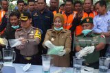 Kapolres Jember AKBP Kusworo Wibowo (kiri), Bupati Jember Faida dan Dandim 0824 Letkol Inf Arif Munawar (kanan) memusnahkan barang bukti narkoba di halaman Kantor Pemkab Jember, Jawa Timur, Rabu (6/6). Pemusnahan barang bukti narkoba dan minuman keras dilaksanakan dalam rangkaian Operasi Ketupat Semeru 2018. Antarajatim/Zumrotun Solichah/18