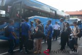 Penumpang yang dibatalkan penerbangannya dialihkan menggunakan bus untuk diberangkatkan ke tempat tujuan mereka di Bandara Ngurah Rai, Bali, Jumat (29/6). Pasca penutupan Bandara Ngurah Rai, Bali, selama 16 jam sejumlah penumpang dialihkan melalui jalur darat, serta dialihkan juga melalui Bandara Lombok dan Bandara Juanda di Surabaya untuk memfasilitasi penumpang sampai ke sejumlah tujuan di dalam dan luar negeri. ANTARA FOTO/Wira Suryantala/wdy/18.