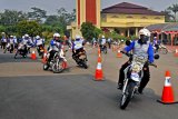 Sejumlah anggota Tim Pengurai Kemacetan Arus Mudik Ditlantas Polda Banten berlatih mengontrol sepeda motor di Serang, Banten, Senin (4/6). Untuk mengantisipasi terjadinya kemacetan dan gangguan huru-hara kerumunan massa di jalur mudik Polda Banten telah menyiagakan 1 Peleton Tim Pengurai Kemacetan serta 1 Peleton Tim Pengurai Massa yang akan ditempatkan di titik rawan kemacetan seperti di Pelabuhan Merak dan tempat-tempat wisata sepanjang pesisir Anyer. ANTARA FOTO/Asep Fathulrahman/aww/18.
