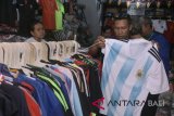 Pembeli memilih 'jersey' tim sepak bola negara peserta Piala Dunia 2018 yang dijual di kawasan Setia Budi, Denpasar, Bali, Jumat (8/6). Menurut pedagang setempat, menjelang penyelenggaraan Piala Dunia, penjualan berbagai pernak-pernik seperti 'jersey', syal dan bendera negara peserta Piala Dunia 2018 meningkat sekitar 100 persen. ANTARA FOTO/Fikri Yusuf/wdy/2018