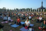 Sejumlah warga mengikuti kegiatan yoga bersama di Lapangan Monumen Bajra Sandhi, Denpasar, Bali, Minggu (17/6). Kegiatan yang diikuti 1.200 peserta dalam rangka memperingati Hari Yoga Internasional yang jatuh pada 21 Juni tersebut sekaligus bertujuan untuk memasyarakatkan seni dan manfaat gerakan yoga untuk menjaga kesehatan dan kebugaran tubuh. ANTARA FOTO/Wira Suryantala/wdy/2018.