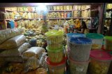 Pengunjung memilih Camilan di salah satu kios makanan kering di Pasar Kliwon. Kudus, Jawa Tengah, Minggu (3/6). Menjelang Lebaran pedagang mengaku permintaan aneka camilan yang dijual dengan kisaran harga Rp15.000 hingga Rp200.000 per kilogram mengalami peningkatan mencapai 150 persen dibanding hari biasa. ANTARA FOTO/Yusuf Nugroho/pd/18.