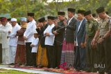 Presiden Joko Widodo (keempat kanan), Menteri Agama Lukman Hakim Saefuddin (kelima kanan), Mensesneg Pratikno (keenam kanan) dan warga lainnya menunaikan Salat Idul Fitri 1 Syawal 1439 H berjamaah di Lapangan Astrid Kebun Raya Bogor, Jawa Barat, Jumat (15/6). Presiden Joko Widodo menunaikan Salat Idul Fitri berjamaah bersama masyarakat yang tinggal di sekitar Kota Bogor, Jawa Barat. ANTARA FOTO/Widodo S Jusuf/wdy/2018