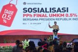 Presiden Joko Widodo menyampaikan paparan ketika melakukan sosialisasi kebijakan pajak penghasilan (PPh) final Usaha Mikro, Kecil dan Menengah (UMKM) di Sanur, Bali, Sabtu (23/6). Sosialisasi pemangkasan PPh final UMKM dari satu persen menjadi 0,5 persen yang dihadiri ratusan pelaku UMKM tersebut agar pelaku usaha kecil dapat mengembangkan usahanya sehingga mampu berkembang menjadi lebih besar. ANTARA FOTO/Wahyu Putro A/wdy/2018