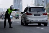 Relawan penyapu ranjau paku Saber Community, Rohim mencari ranjau paku di kawasan Jalan Gatot Subroto, Jakarta, Jumat (22/6/2018). Meski setiap harinya dilakukan penyisiran dan pembersihan di sejumlah ruas jalan Ibu Kota, namun ranjau paku yang sengaja ditebar oknum tidak bertanggung jawab itu masih ada dan membahayakan pengguna jalan. (ANTARA /Sigid Kurniawan) 