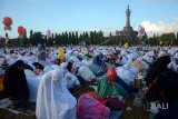 Umat Muslim melaksanakan Salat Id di Lapangan Monumen Bajra Sandhi Denpasar, Jumat (15/6). Panitia Hari Besar Islam (PHBI) Kota Denpasar menyiapkan 22 lokasi yang terdiri dari lapangan umum dan tempat terbuka sebagai tempat pelaksanaan salat Idul Fitri 1 Syawal 1439 Hijriah. ANTARA FOTO/Wira Suryantala/wdy/2018