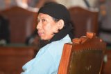 Terdakwa kasus terorisme Aman Abdurrahman menjalani sidang pembacaan vonis di Pengadilan Negeri Jakarta Selatan, Jakarta, Jumat (22/6/2018). (ANTARA FOTO/Akbar Nugroho Gumay) 