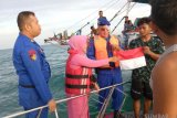 HUT Bhayangkara, Satpol Air Pasaman Barat ganti bendera usang milik nelayan