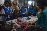 Tim penetrasi harga pasar Kementerian Perdagangan mendata harga kebutuhan pokok menjelang Lebaran 2018 di Pasar Kreneng, Denpasar, Bali, Rabu (13/6). Berdasarkan hasil pendataan di enam pasar besar di Pulau Dewata, harga kebutuhan pokok menjelang Lebaran 2018 masih aman dan stabil. ANTARA FOTO/Wira Suryantala/wdy/2018/ed