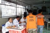 Dua orang narapidana menyalurkan hak suaranya dalam Pilkada Jawa Timur di TPS 35 Lembaga Pemasyarakatan (Lapas) Kelas II-A Kabupaten Jember, Rabu (27/6). Sebanyak 830 warga binaan Lapas Jember  memiliki hak suara dalam Pilkada Jatim dan disediakan dua TPS di Lapas Jember. Antara Jatim/ Zumrotun Solichah/zk/18