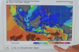 Petugas memperlihatkan peta prakiraan tinggi gelombang di Kantor Badan Meteorologi Klimatologi dan Geofisika (BMKG) Stasiun Meteorologi Kabupaten Nagan Raya, Aceh, Jumat (22/6). Badan Meteorologi Klimatologi dan Geofisika (BMKG) menghimbau masyarakat, nelayan dan wisatawan untuk mewaspadai potensi gelombang tinggi mencapai 2,5 meter di perairan barat Aceh sejak tanggal 22 sampai 28 Juni 2018. (ANTARA FOTO/Syifa Yulinnas/pd/18)