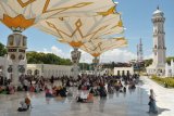 Sejumlah pengunjung yang datang dari berbagai daerah berada di Masjid Raya Baiturrahman, Banda Aceh, Jumat (22/6). Masjid Raya Baiturrahman sebagai objek wisata religi dan ikon kota Banda Aceh yang dibangun oleh Sultan Iskandar Muda Mahkota Alam pada tahun 1022 H/1612 M tersebut, semakin ramai dikunjungi wisatawan setelah dilengkapi sejumlah payung elektrik dan fasilitas ruangan parkir bawah tanah dan tempat wudhu. (ANTARA FOTO/Ampelsa/ama/18)