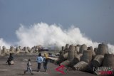 Gelombang tinggi laut selatan DIY