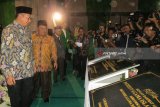 Menteri Agama Lukman Hakim menagamati plakat batu peresmian gedung perpustakaan saat launching Institut Agama Islam Negeri (IAIN) Kediri di Kota Kediri, Jawa Timur, Kamis (26/7). Kampus yang sebelumnya bernama Sekolah Tinggi Agama Islam Negeri (STAIN) Kediri tersebut resmi bertransformasi menjadi IAIN Kediri dengan penambahan berbagai macam fasilitas penunjang pendidikan. Antara Jatim/ Asmaul Chusna/zk/18