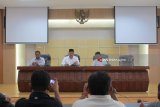 Wali Kota Kediri Abdullah Abu Bakar menjelaskan rangkaian peringatan Hari Jadi Ke-1139 Kota Kediri di Balai Kota Kediri, Jawa Timur, Jumat (27/7). Beragam acara akan diselenggarakan memeriahkan hari jadi pada 2018 ini. Antara Jatim/Asmaul Chusna
/mas/18.