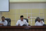 Wali Kota Kediri Abdullah Abu Bakar menjelaskan rangkaian peringatan Hari Jadi Ke-1139 Kota Kediri di Balai Kota Kediri, Jawa Timur, Jumat (27/7). Beragam acara akan diselenggarakan memeriahkan hari jadi pada 2018 ini. Antara Jatim/Asmaul Chusna
/mas/18.