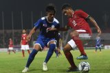 Pesepak bola Indonesia U-16 Muhammad Fajar Fathur (kanan) menggiring bola dan berusaha dihalau pesepak bola Filipina U-16 Rj Vincent Jaya (kiri) dalam laga penyisihan grup A Piala AFF U-16 di Gelora Delta Sidoarjo, Sidoarjo, Jawa Timur, Minggu (29/7). Indonesia menang atas Filipina dengan skor 8-0. Antara Jatim/Zabur Karuru/18