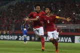 Pesepak bola Indonesia U-16 David Maulana (kanan) melakukan selebrasi ketika berhasil melakukan tendangan pinalti saat laga melawan Filipina U-16 pada penyisihan grup A Piala AFF U-16 di Gelora Delta Sidoarjo, Sidoarjo, Jawa Timur, Minggu (29/7). Indonesia menang atas Filipina dengan skor 8-0. Antara Jatim/Zabur Karuru/18