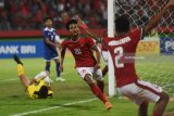 Pesepak bola Indonesia U-16 Amirudin Bagus Kahfi (tengah) melakukan selebrasi ketika berhasil mencetak gol ke gawang Filipina U-16 pada penyisihan grup A Piala AFF U-16 di Gelora Delta Sidoarjo, Sidoarjo, Jawa Timur, Minggu (29/7). Indonesia menang atas Filipina dengan skor 8-0. Antara Jatim/Zabur Karuru/18