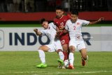 Pesepak bola Indonesia U-19 Syahrian Abimayu (tengah)  berusaha melewati  pesepak bola Vietnam U-19 Pham Van Nam (kanan) dan Nguyen Hong Son (kiri) dalam laga penyisihan grup A Piala AFF U19 di Gelora Delta Sidoarjo, Sidoarjo, Jawa Timur, Sabtu (7/7). Indonesia unggul atas Vietnam dengan skor 1-0 dan memastikan Indonesia lolos kebabak semi final. Antara Jatim/Zabur Karuru/18