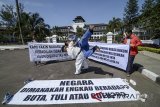 Dua atlet disabilitas peraih medali Peparnas XV 2016 memperagakan gerakan bantingan judo saat melakukan aksi di depan Gedung Sate, Bandung, Jawa Barat, Kamis (5/7). Para atlet disabiltas tersebut menuntut agar Presiden, Menpora, dan Penjabat Gubernur Jawa Barat dapat memperjuangkan nasib mereka agar dapat berkompetisi di Asia Paralympic Games. ANTARA JABAR/Raisan Al Farisi/agr/18