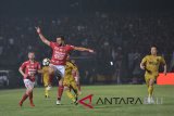 Pesepak bola Bali United Ilija Spasojevic (kiri) melewati pesepak bola Bhayangkara FC Subo Seto (ketiga kiri) dalam Pertandingan Sepak Bola Liga 1 2018 di Stadion I Wayan Dipta, Gianyar, Bali, Sabtu (21/7). Bali United kalah 2-3 dari Bhayangkara FC. Antaranews Bali/Nyoman Budhiana/18.