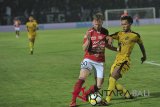 Pesepak bola Bali United Melvin Platje (kiri) melewati pesepak bola Bhayangkara FC Dany Saputra dalam Pertandingan Sepak Bola Liga 1 2018 di Stadion I Wayan Dipta, Gianyar, Bali, Sabtu (21/7). Bali United kalah 2-3 dari Bhayangkara FC. Antaranews Bali/Nyoman Budhiana/18.