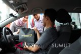 Medan (Antaranews-Sumut) Jr Officer Comminication and Relation PT Pertamina MOR I Risky Diba Avrita (kiri) didampingi petugas SPBU menyerahkan bingkisan kepada konsumen yang mengisi bahan bakar Pertamax Turbo, di Medan, Sumatera Utara, Minggu (29/7). Pembagian hadiah kepada komsumen tersebut dalam rangka memperingati hari jadi kedua tahun produk Pertamax Turbo. Irsan