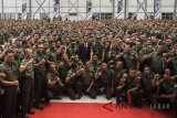 Presiden Joko Widodo (tengah) didampingi Panglima TNI Marsekal Hadi Tjahjanto dan Kepala Staf Angkatan Darat (Kasad) Jenderal TNI Mulyono foto bersama ribuan Bintara Pembina Desa (Babinsa) di Hanggar KFX PT DI di Bandung, Jawa Barat, Selasa (17/7). Dalam arahannya Presiden Joko Widodo mengajak Babinsa untuk mengawal, menjaga kesetiaan kepada rakyat, wilayah NKRI dan pemerintah yang sah. ANTARA JABAR/M Agung Rajasa/agr/18.
