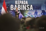 Presiden Joko Widodo menyampaikan arahan kepada Bintara Pembina Desa (Babinsa) seluruh Indonesia di Hanggar KFX PT DI di Bandung, Jawa Barat, Selasa (17/7). Dalam arahannya Presiden Joko Widodo mengajak Babinsa untuk mengawal, menjaga kesetiaan kepada rakyat, wilayah NKRI dan pemerintah yang sah. ANTARA JABAR/M Agung Rajasa/agr/18.
