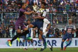 Pesepakbola Arema FC, Hanif Abdurauf Sjahbandi (kanan)  berebut bola dengan penjaga gawang Persela Lamongan, Dwi Kuswanto (kiri)  dalam pertandingan LIGA I GOJEK di Stadion Kanjuruhan, Malang, Jawa Timur, Sabtu (7/7). Arema mengalahkan Persela dengan skor 1-0. Antara jatim/Ari Bowo Sucipto/zk/18.