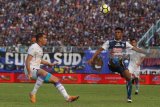 Pesepakbola Arema FC, Dedi Setiawan (kanan) berusaha mempertahankan bola dari hadangan pesepakbola Persela Lamongan, Wallace Costa Alves (kiri) dalam pertandingan LIGA I GOJEK di Stadion Kanjuruhan, Malang, Jawa Timur, Sabtu (7/7). Arema mengalahkan Persela dengan skor 1-0. Antara Jatim/Ari Bowo Sucipto/zk/18.