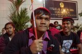 Sejumlah atlet yang tergabung dalam National Paralympic Comittee Indonesia (NPCI) Jawa Barat melakukan aksi menginap dan bertahan di Pengadilan Negeri Bandung, Jawa Barat, Kamis (12/7). Aksi tersebut dilakukan karena terus ditundanya sidang gugatan tahap mediasi pemotongan bonus atlet paralimpik peraih medali akibat terus tidak hadirnya Pihak pemerintah Provinsi Jawa Barat maupun kuasa hukum serta mengakibatkan atlet paralimpik tersebut tidak bisa diikutsertakan dalam Paragames 2018. ANTARA JABAR/Novrian Arbi/agr/18