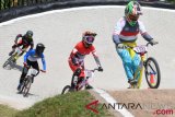 Atlet sepeda BMX Babe BMX Team Putri Cupi Nopianti (kanan) memacu sepeda saat penyisihan women elite kejuaraan BMX Banyuwangi Internasional 2018 di Sirkuit Muncar, Banyuwangi, Jawa Timur, Sabtu (14/7/2018). Kejuaran tersebut diikuti sejumlah tim dari berbagai negara. (ANTARA FOTO/Zabur Karuru)