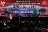 Presiden Joko Widodo memberi arahan kepada Bintara Pembina Desa (Babinsa) Kodam XIV Hasanuddin di Makassar, Sulawesi Selatan, Minggu (29/72018). Presiden Jokowi memberi arahan kepada 2.000 Babinsa Kodam XIV Hasanuddin sebagai garda terdepan yang ditugaskan di desa dan kelurahan untuk mengawal serta menjaga kesetiaan kepada rakyat, wilayah NKRI, dan pemerintah yang sah. (ANTARA FOTO/SAHRUL MANDA TIKUPADANG)