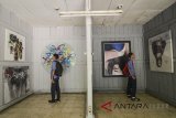 Pelajar memperhatikan sebuah karya seni lukis yang dipamerkan dalam acara Bandung Connex Art Month di Babakan Siliwangi, Bandung, Jawa Barat, Kamis (26/7). Pameran yang diikuti oleh sembilan seniman seni patung, lukis, foto dan instalasi dengan tema 